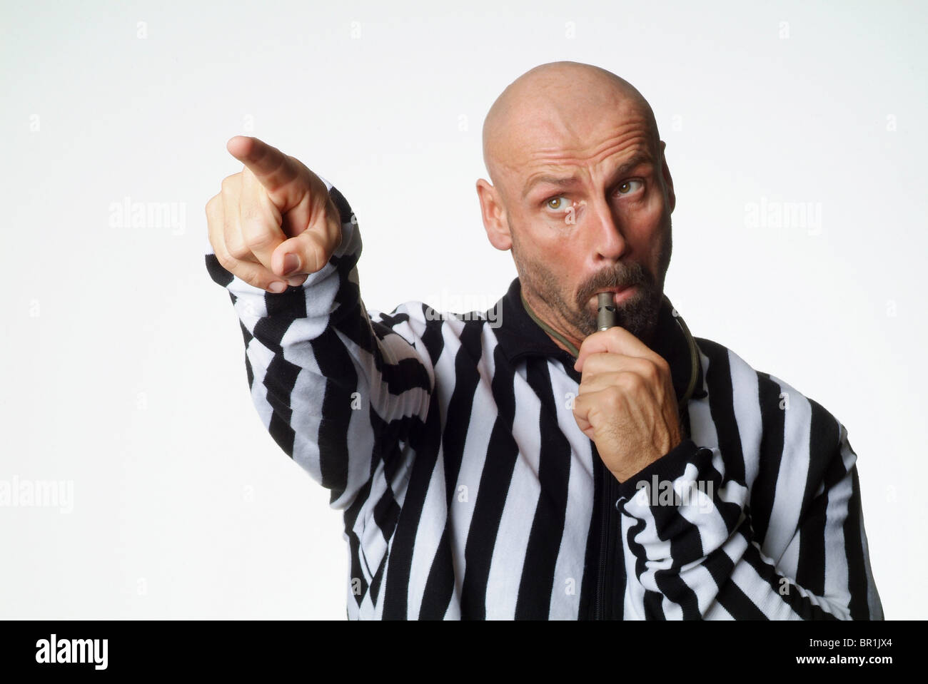 Ein Fußballschiedsrichter Anweisungen geben Stockfoto