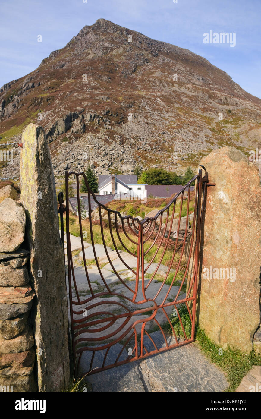 Reich verzierte Eiserne Tor am Fußweg von Cwm Idwal und Tryfan mit Carnedd Stift Yr Ole Wen Berg im Blick. Ogwen Snowdonia Wales UK Stockfoto