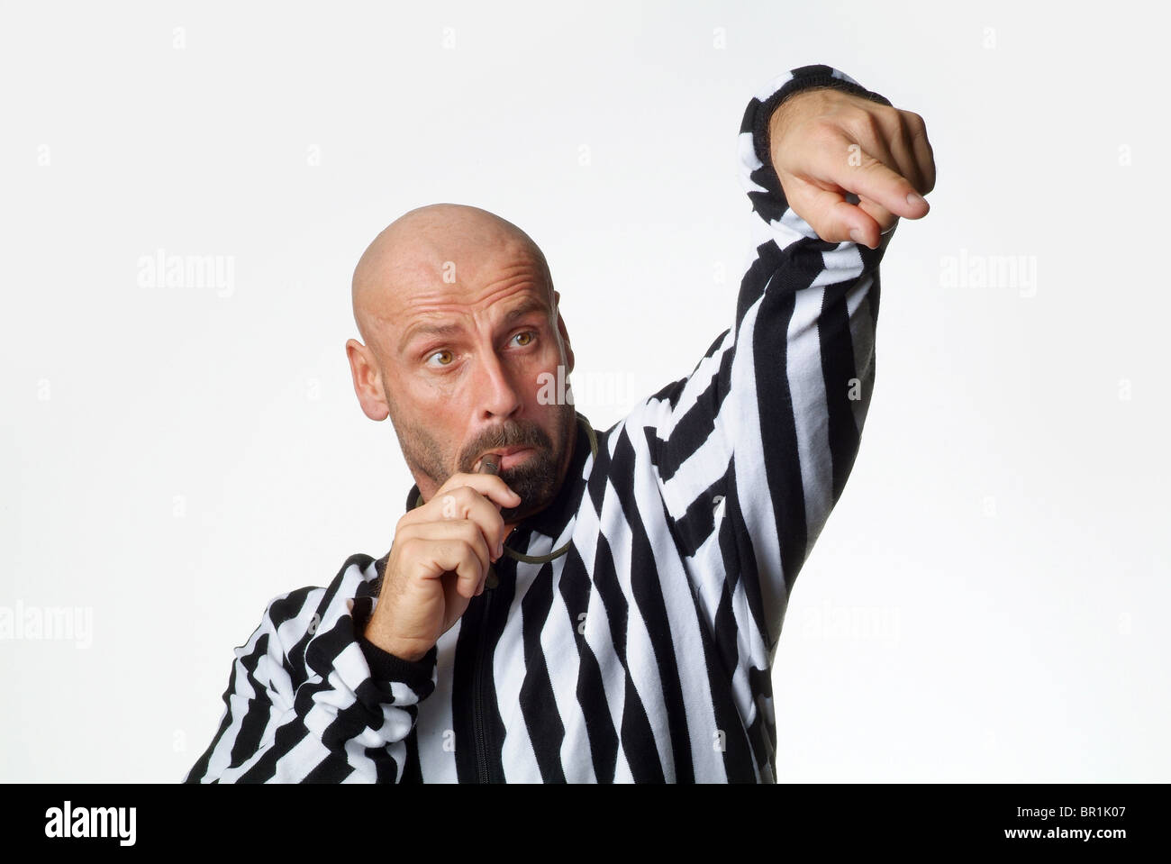 Ein Fußballschiedsrichter Anweisungen geben Stockfoto