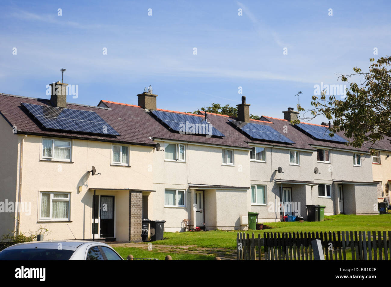 Zeile der städtischen Reihenhäusern mit Solarzellen auf dem Dach in einem Wohngebiet Rat Immobilien Straße. Llangefni ISLE OF ANGLESEY Wales UK Stockfoto
