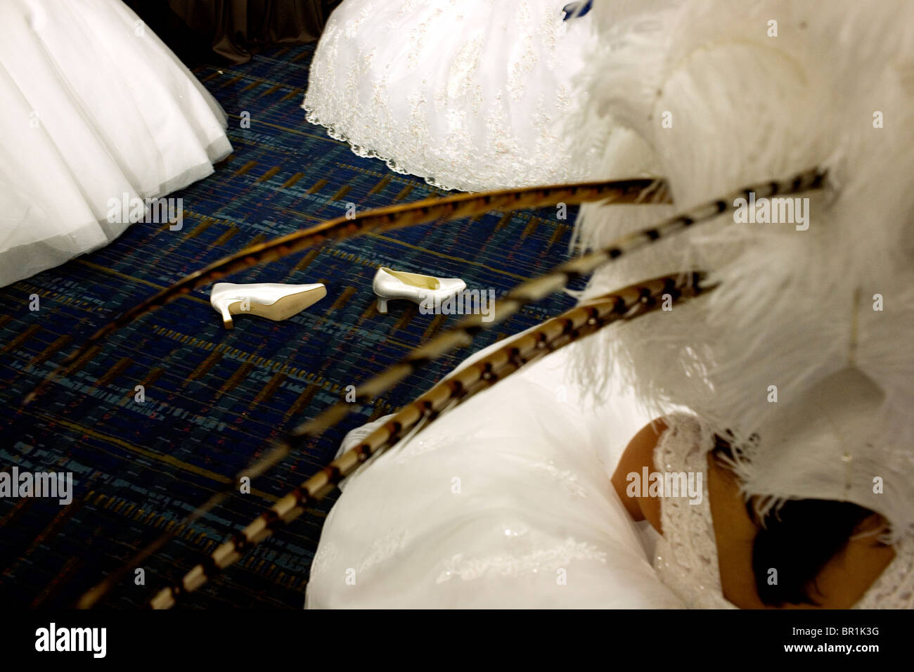 Debütantinnen warten hinter den Kulissen New Orleans Young Men Illinois Club erste Post-Katrina-ball Stockfoto