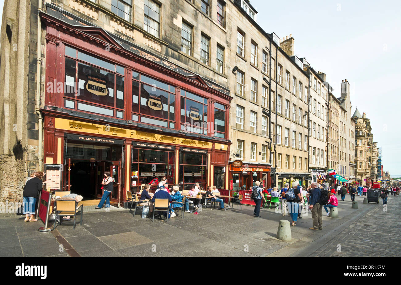 Café-Kultur in der Royal Mile High Street von Edinburgh Schottland an einem sonnigen Spätsommertag Stockfoto