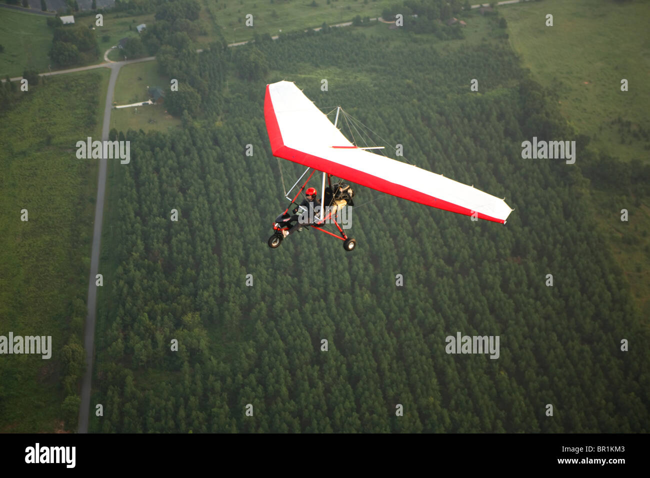Ben Vaughn Piloten seiner Airborne Redback Ultraleicht Trike über das Ackerland außerhalb Simpsonville, SC Stockfoto