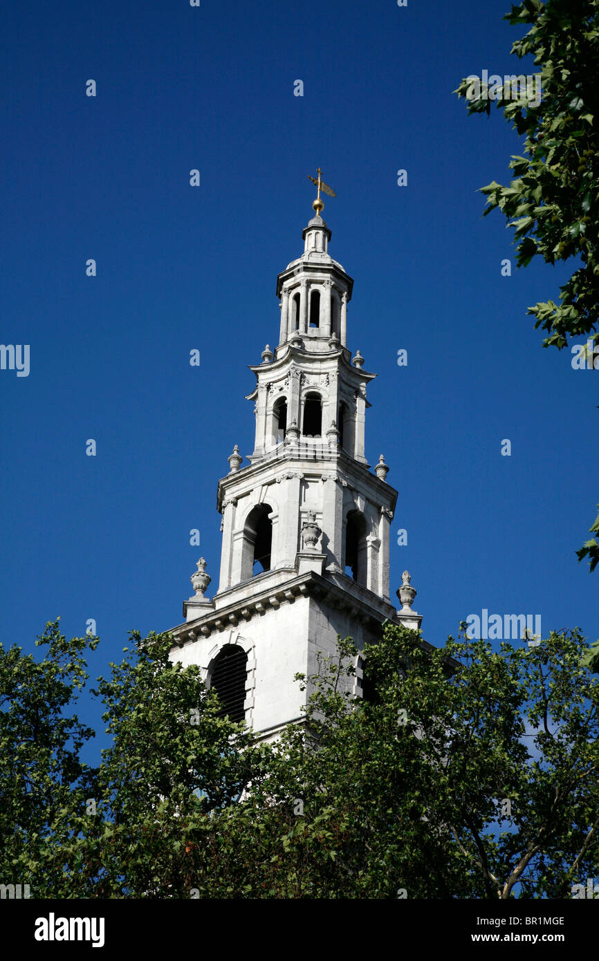 Kirchturm von St Clement Danes am Strand, London, UK Stockfoto