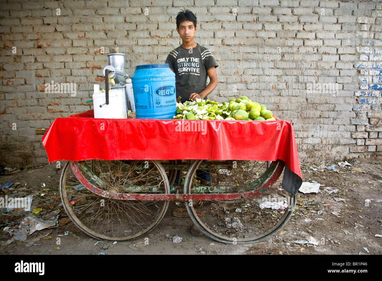 Ein Mann verkauft frischen Zitronensaft an einer Straßenseite Stand in Neu-Delhi in Indien Stockfoto