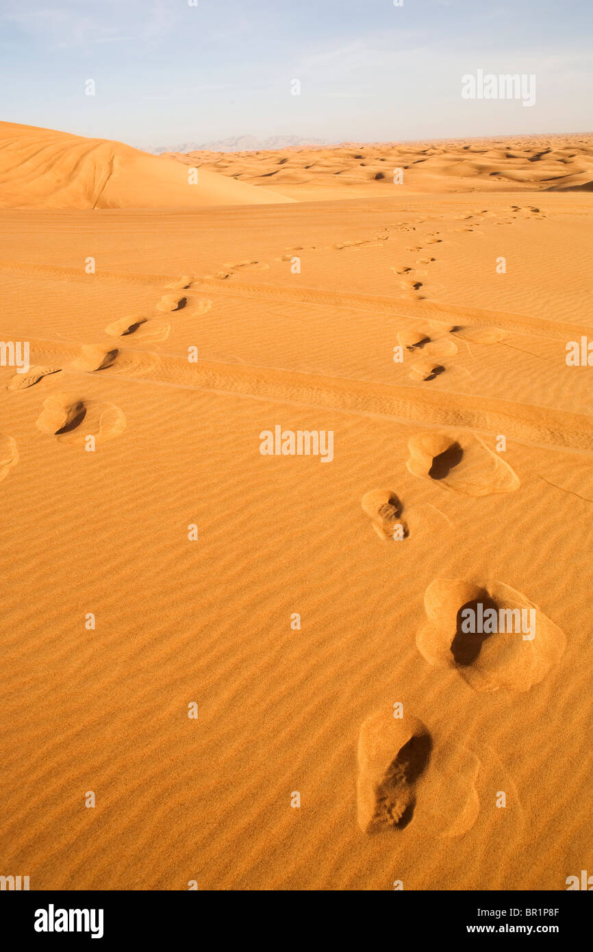 Landschaft der Dubai Wüste mit menschliche Fußspuren im Sand. Stockfoto