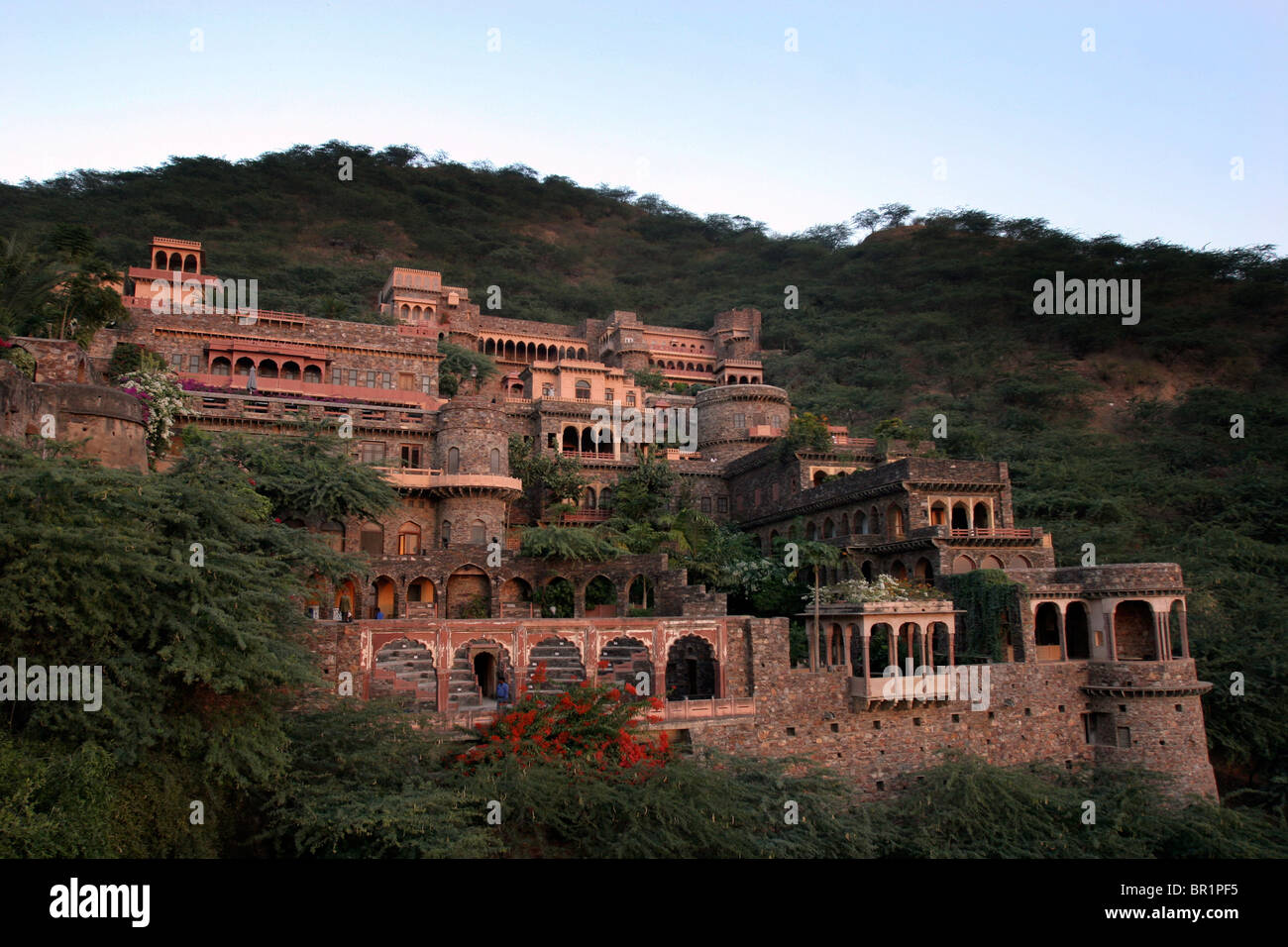 Das Neemrana Fort Kaste Hotel in Rajasthan. Eine alte 14. Jahrhundert Fort, die in ein Hotel umgewandelt wurde. Stockfoto