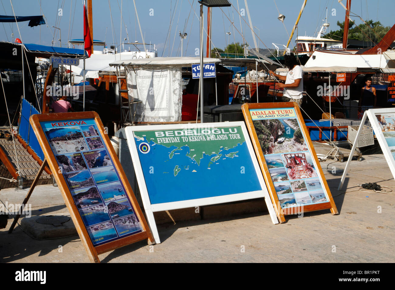Bretter, die Werbung Bootsfahrten, Hafen von Kas, Kas, Türkei Stockfoto