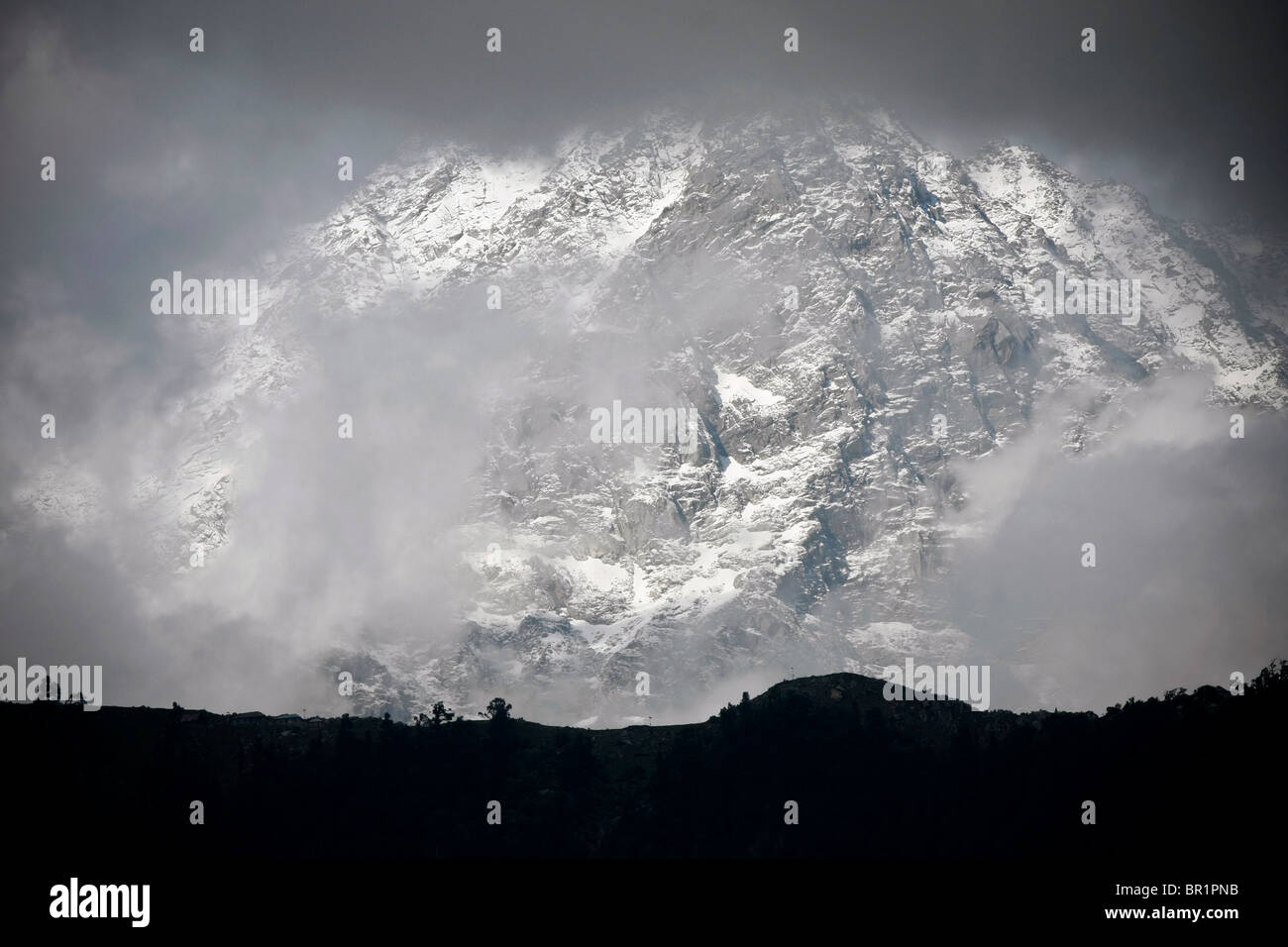 Ein Blick auf einen überdachten Schneeberg in der Nähe von McLeod Ganj in Dharamsala im Himalaya in Himachal Pradesh in Indien Stockfoto
