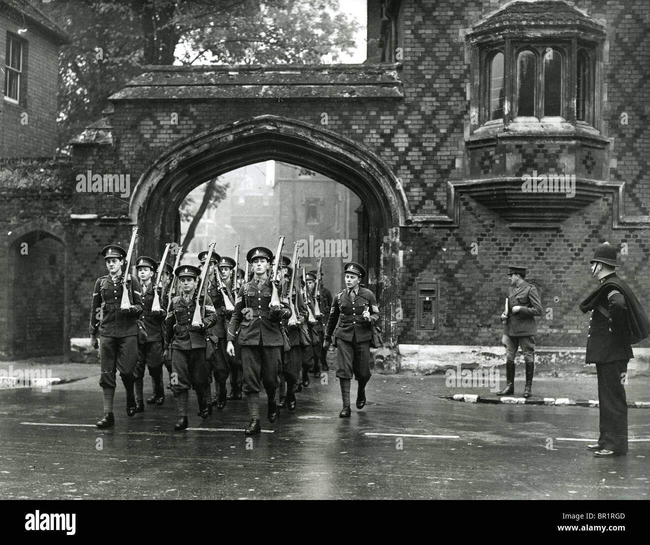HARROW JUNIOR TRAINING CORPS öffentlichen Schuljungen empfangen militärische Grundausbildung in Harrow 1939 Stockfoto