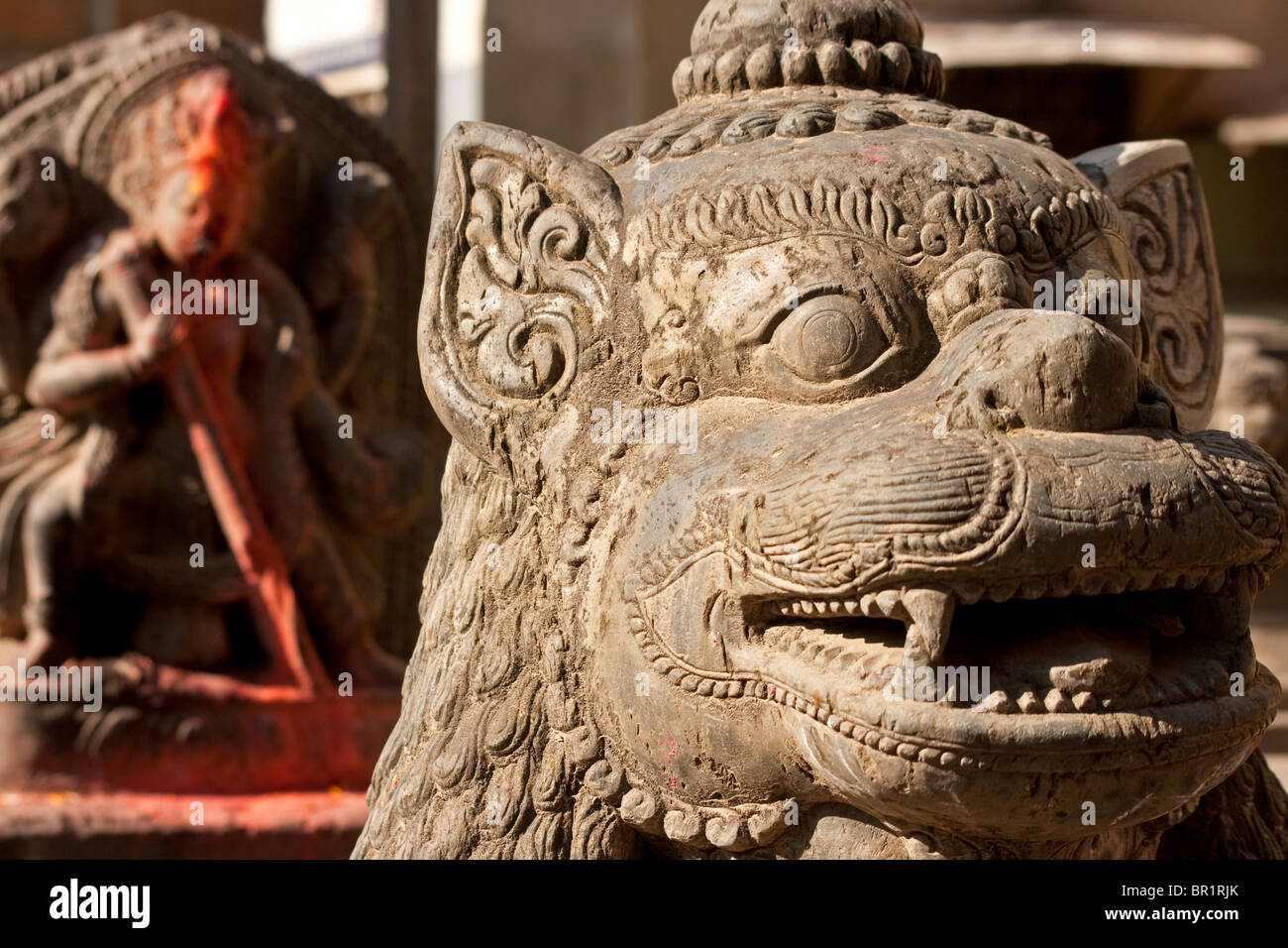 Stein-Bildnis vor der Hindu Schrein in Patan, Nepal Stockfoto