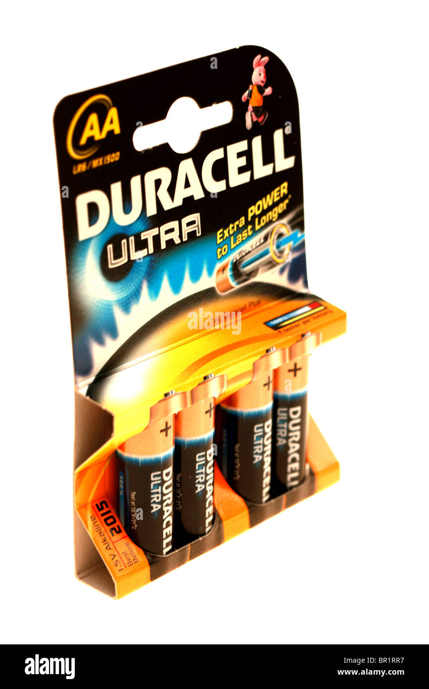 Packung mit vier Batterien der Größe AA Duracell Ultra Power Batterien mit Branding gegen einen weißen Hintergrund mit einem Clipping und keine Menschen isoliert Stockfoto