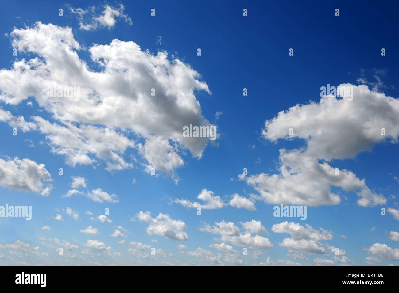Wolken mit starken Highlights an sonnigen Tag Stockfoto