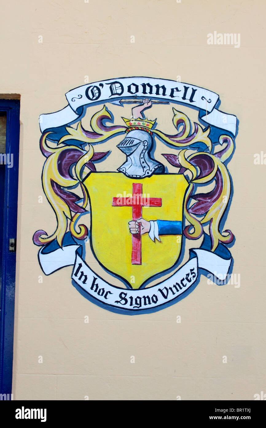 Wappen der irischen Familiennamen O'Donnell Wappen auf Wand in County Donegal, Irland Stockfoto