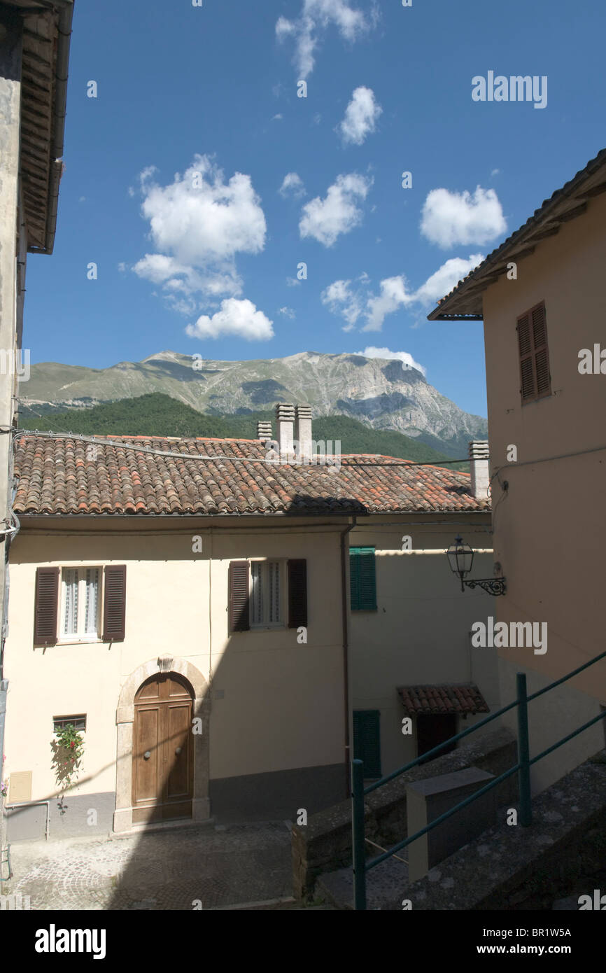 Arquata del Tronto mit Monte Vettore Stockfoto
