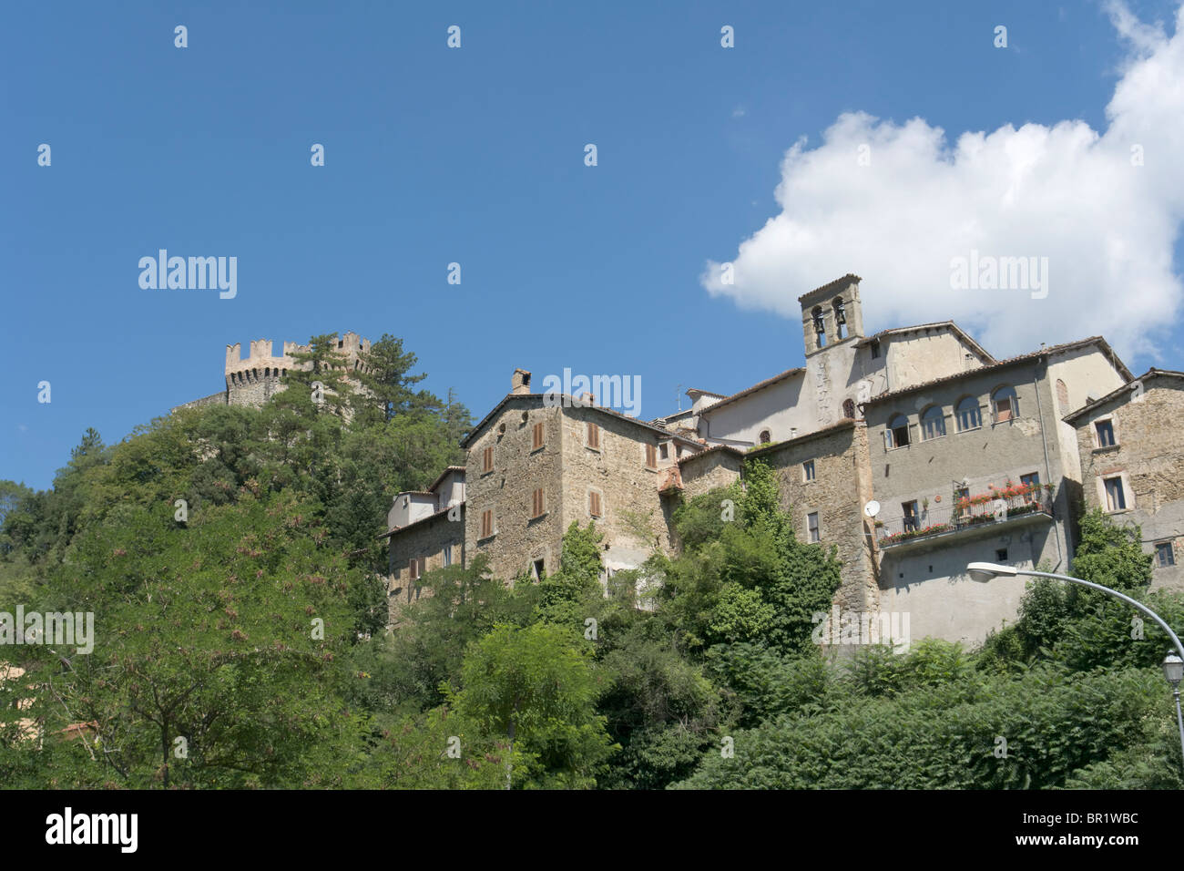 Verkürzung von Borgo, mit S Francesco Kirche hosting die Sindone di Arquata, Arquata del Tronto (AP), Italien Stockfoto