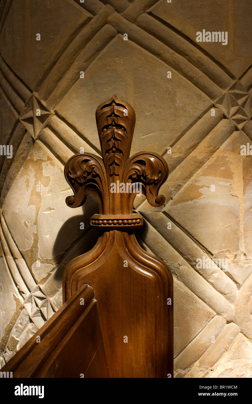 Geschnitzte Eiche Fleur de Lis Pew tagelang vor geschnitzten Steinsäule in St. Peter & Pauls Kirche, Belton, Grantham, Lincolnshire Stockfoto