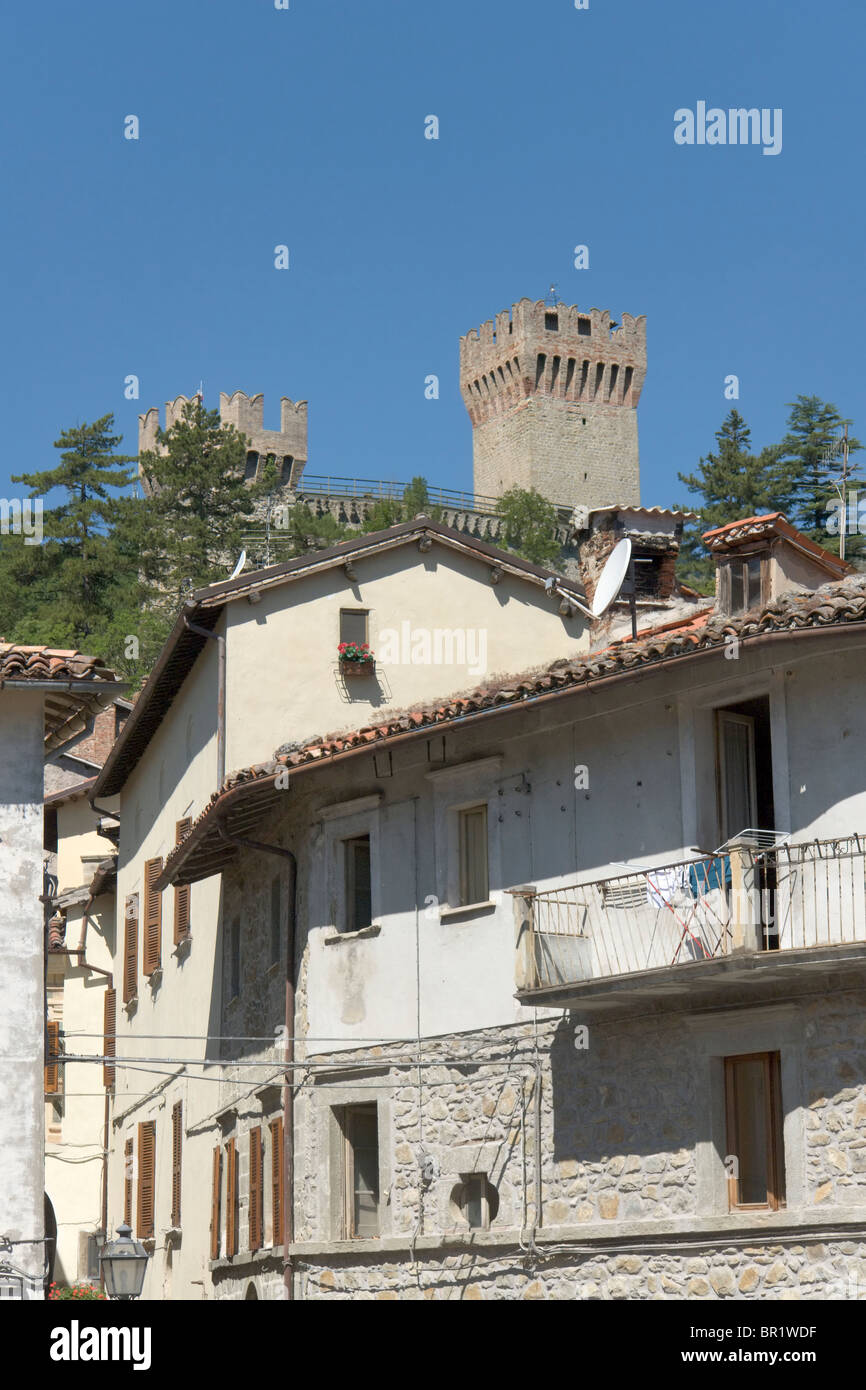 Alte Häuser und Festung, Arquata del Tronto, Italien Stockfoto