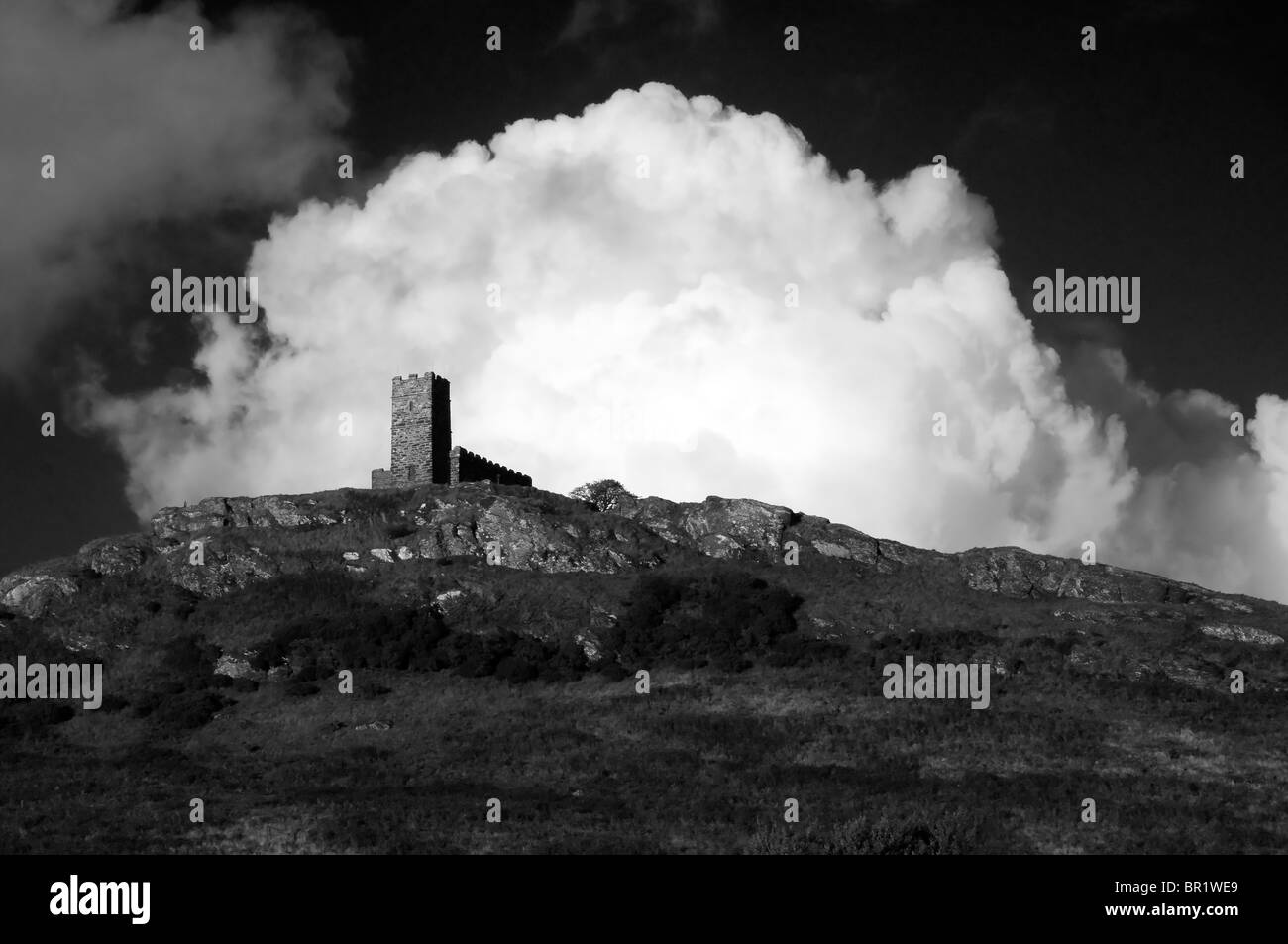 Brent Tor, Kirche, Devon, Dartmoor, Landschaft, Granit, dramatische stürmische Himmel über der Kirche St. Michael den Sturm trotzen Stockfoto