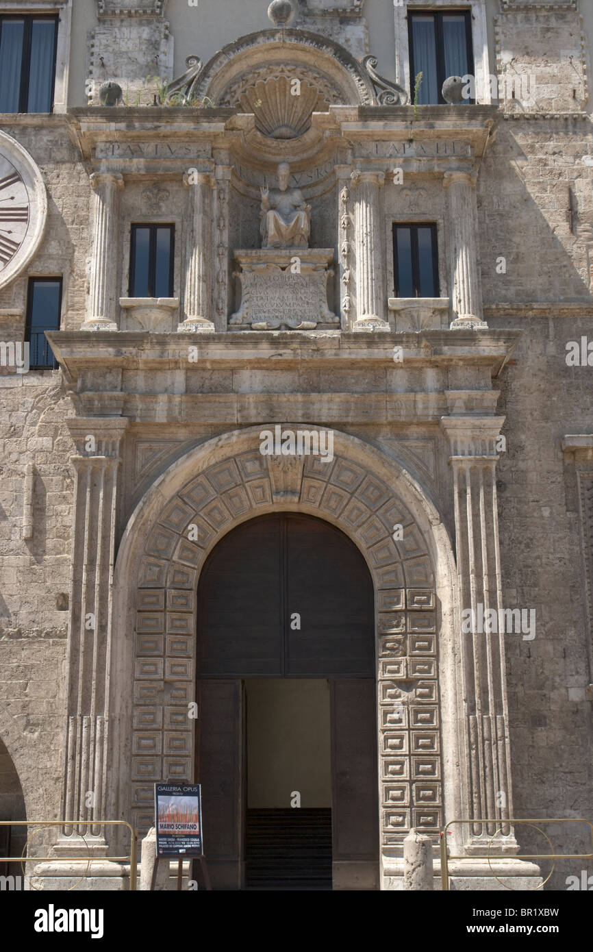 Portal des Palazzo dei Capitani del Popolo, Ascoli Piceno, Italien Stockfoto