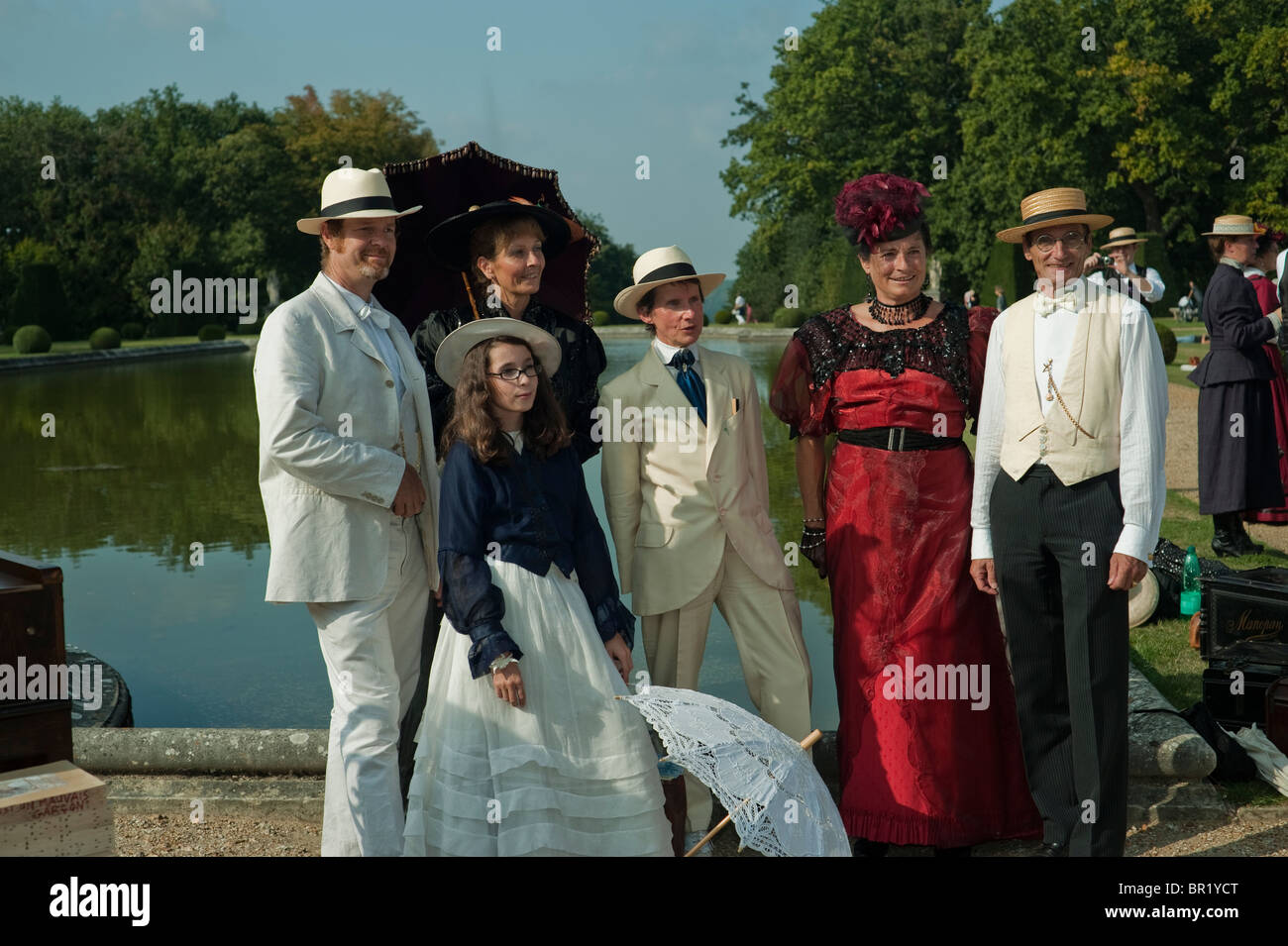 Viktorianische Frau in Frankreich – Erwachsene Gruppe, „Chateau de Breteuil“ Choisel, Familien in historischen Kostümen, Posen in schickem Kleid, bei Tanzball-Event PATRIMOINE JOURNEES, Retro Youth Stockfoto