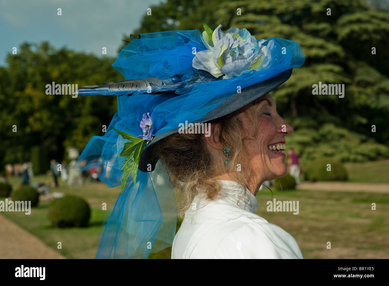 Frau im Garten, Frankreich - Chateau de Breteuil, Choisel, Profil, viktorianisches Alter Frau gekleidet in traditionellen Zeitraum Kostümhut, Phantasie Kleid, bei Ball Event , "Journees du Patrimoine" Vintage-Kleid Stockfoto