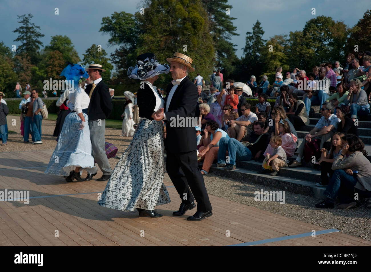 Frankreich - ältere französische Paare tanzen, Chateau de Breteuil, Choisel, in historischen Kostümen gekleidet, Fancy Dress, beim victorian Age Dance Ball Event, journées du Patrimoine, viktorianisches Frauenprofil Stockfoto