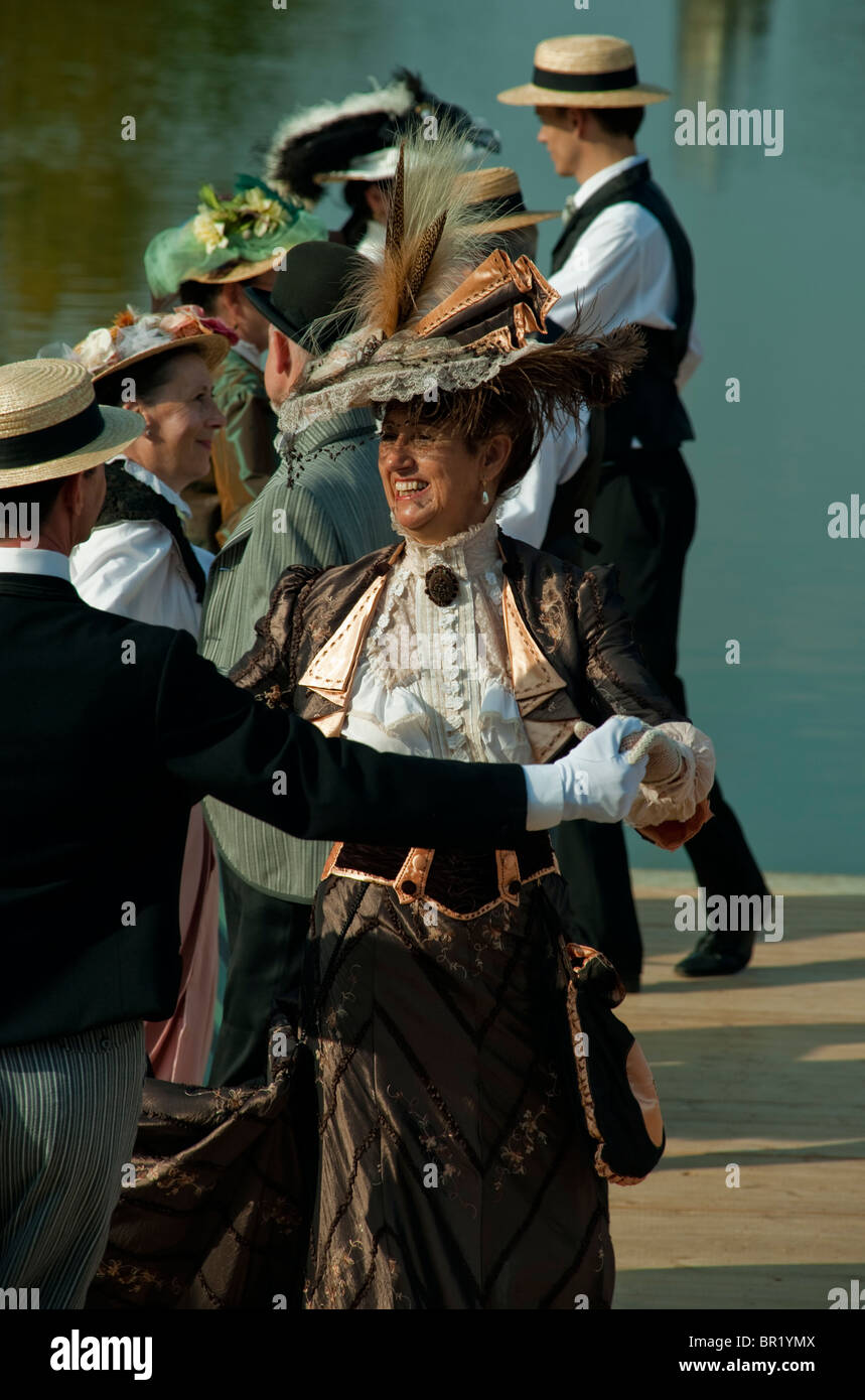 Viktorianische Frau in Frankreich - ältere französische Paare, Frauen, Tanz, 'Chateau de Breteuil', (Choisel), in historischen Kostümen, traditionellen Kostümen, Tanz beim Tanzball, Vintage-Kleid, Retro, Seniorenversammlungen Stockfoto