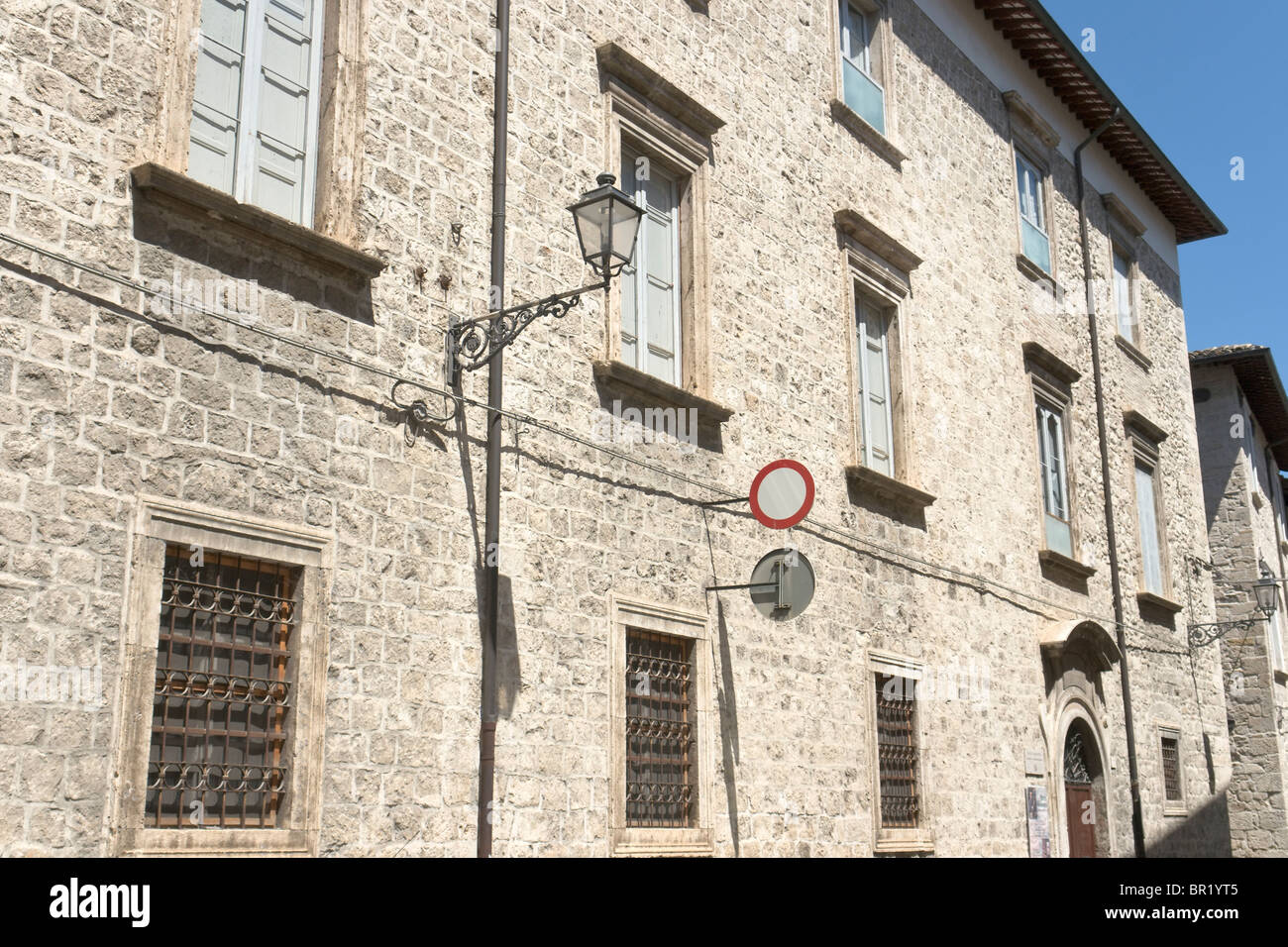 Travertin Gebäude im historischen Zentrum von Ascoli Piceno, Marken, Italien Stockfoto