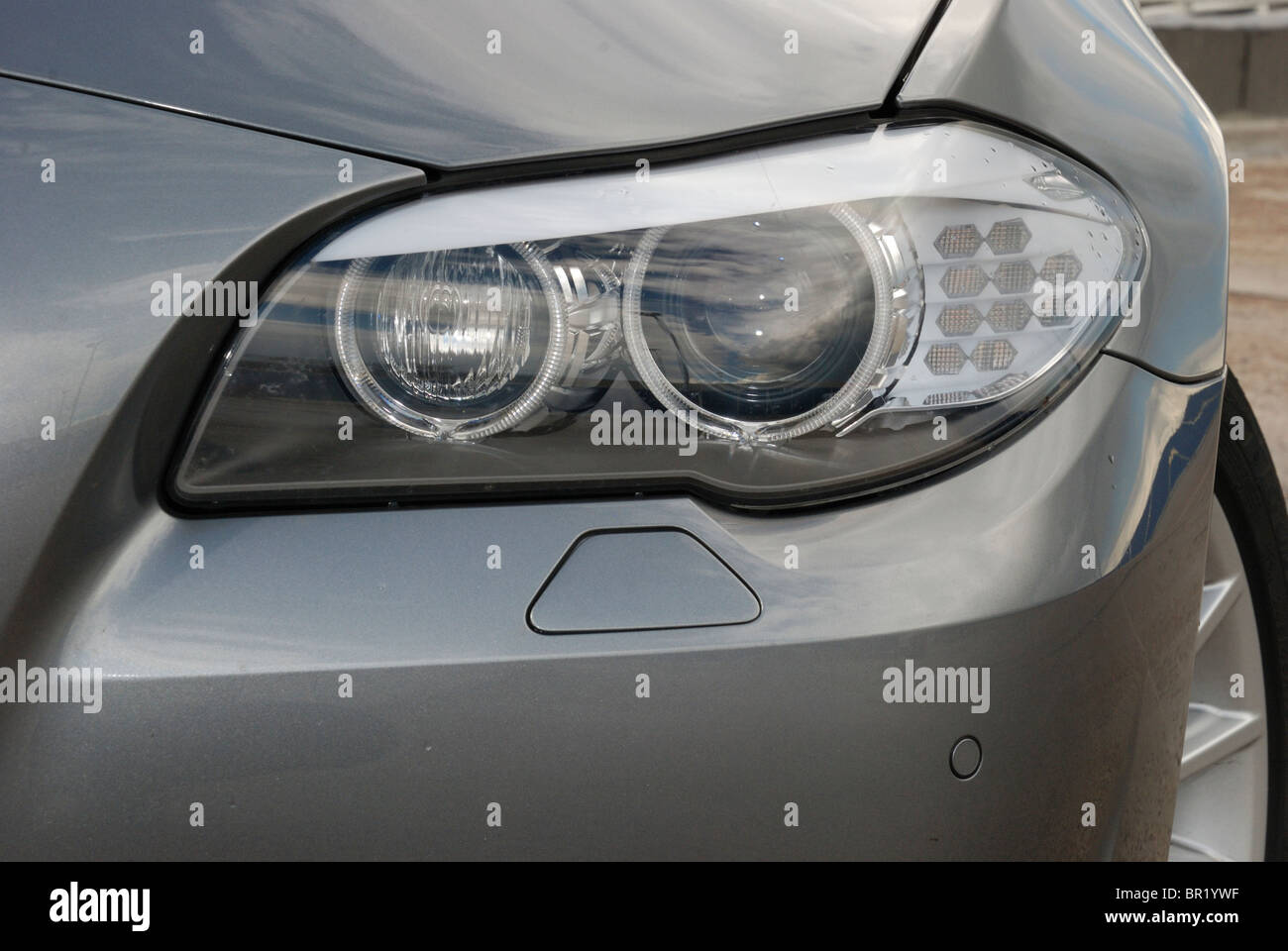 BMW 535i - MY2010 - grau Metallic - deutsche Premium-höhere Klasse Limousine, E-Segment, Executive - Details: vordere Reflektor, Scheinwerfer Stockfoto