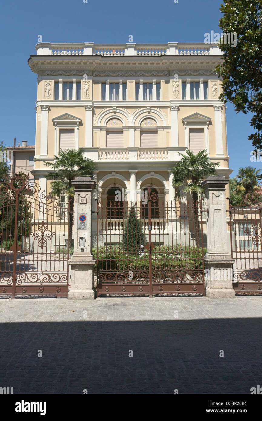 Luxus-Gebäude im Neorenaissance-Stil, Ascoli Piceno, Marken, Italien Stockfoto