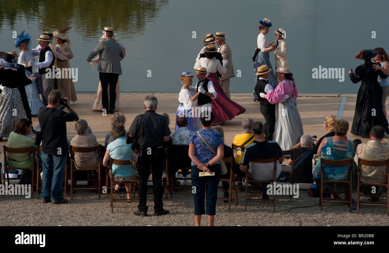 Frankreich - High Angle, Menschenmenge Erwachsene, die im Freien in der Nähe von Pond tanzen, Chateau de Breteuil, Choisel, Senioren in antiken Kostümen, Rückansicht der Seniorengruppe, Retro Stockfoto