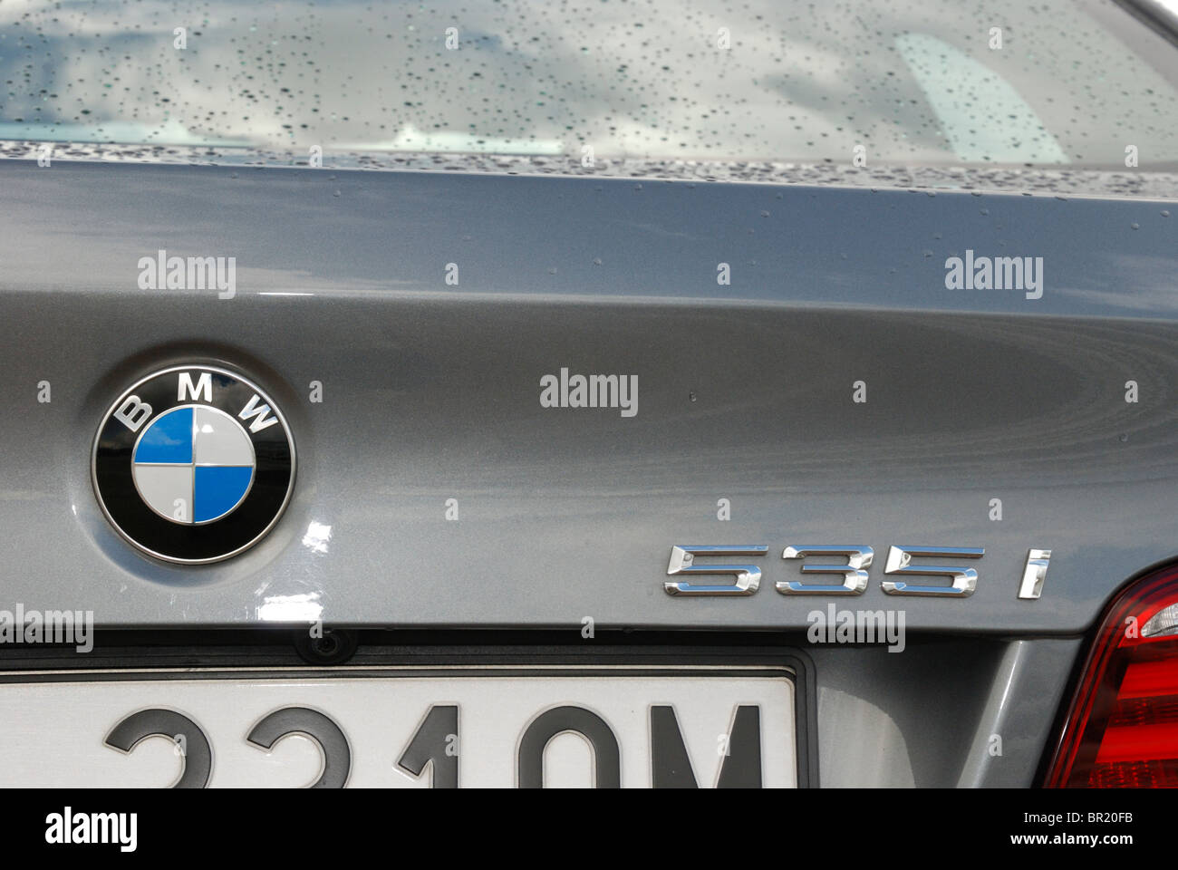 BMW 535i - mein 2010 - grau Metallic - Segment E (Exekutive), höheren deutschen Premium-Klasse-Limousine - Details: BMW Plakette, 535i Logo Stockfoto