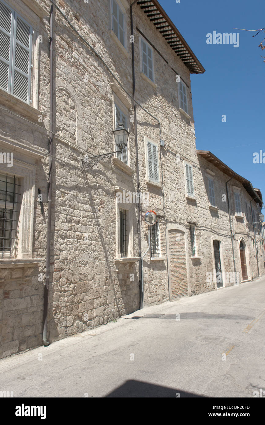 Travertin-Gebäude im historischen Zentrum von Ascoli Piceno, Marken, Italien Stockfoto
