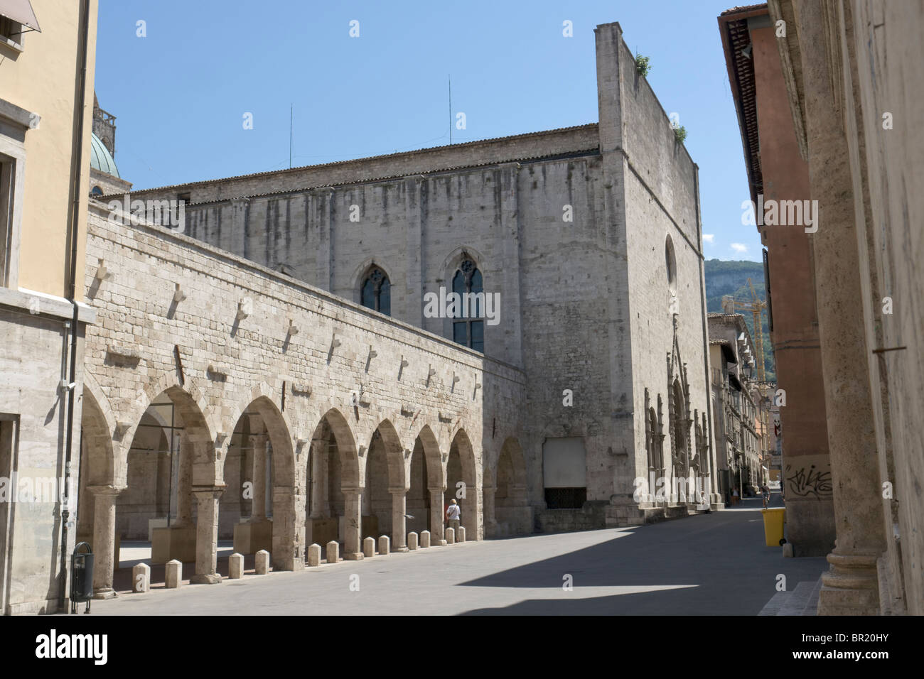 Chiostro Maggiore und Kirche San Francesco, Ascoli Piceno, Italien Stockfoto