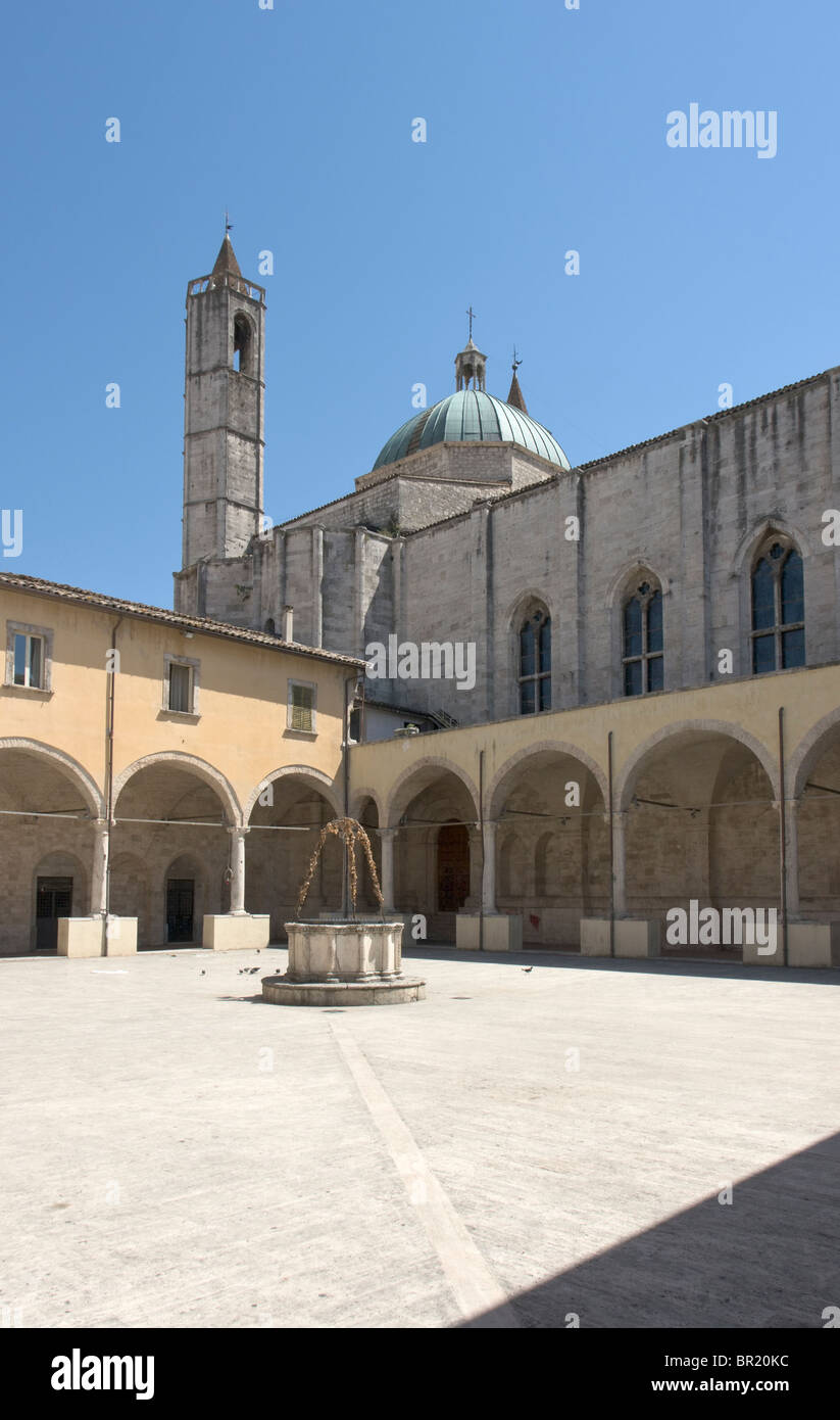 San Francesco gesehen von der Chiostro Maggiore, Ascoli Piceno, Italien [...] Stockfoto