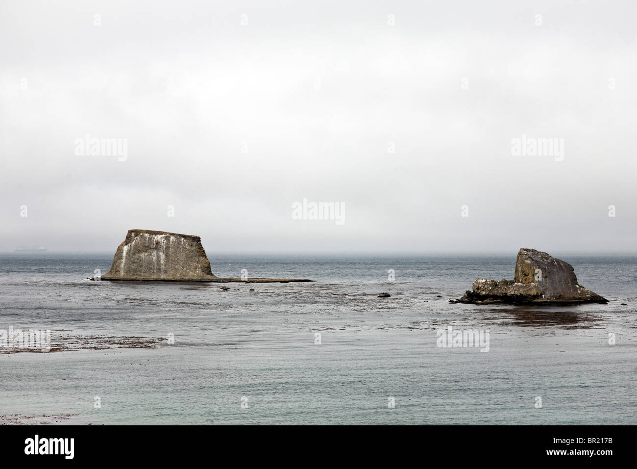 ungewöhnlich große Guano gebeizt erodierten Offshore-Felsformationen gegen Nebelbank über Strait Of Juan De Fuca Olympic Peninsula WA Stockfoto