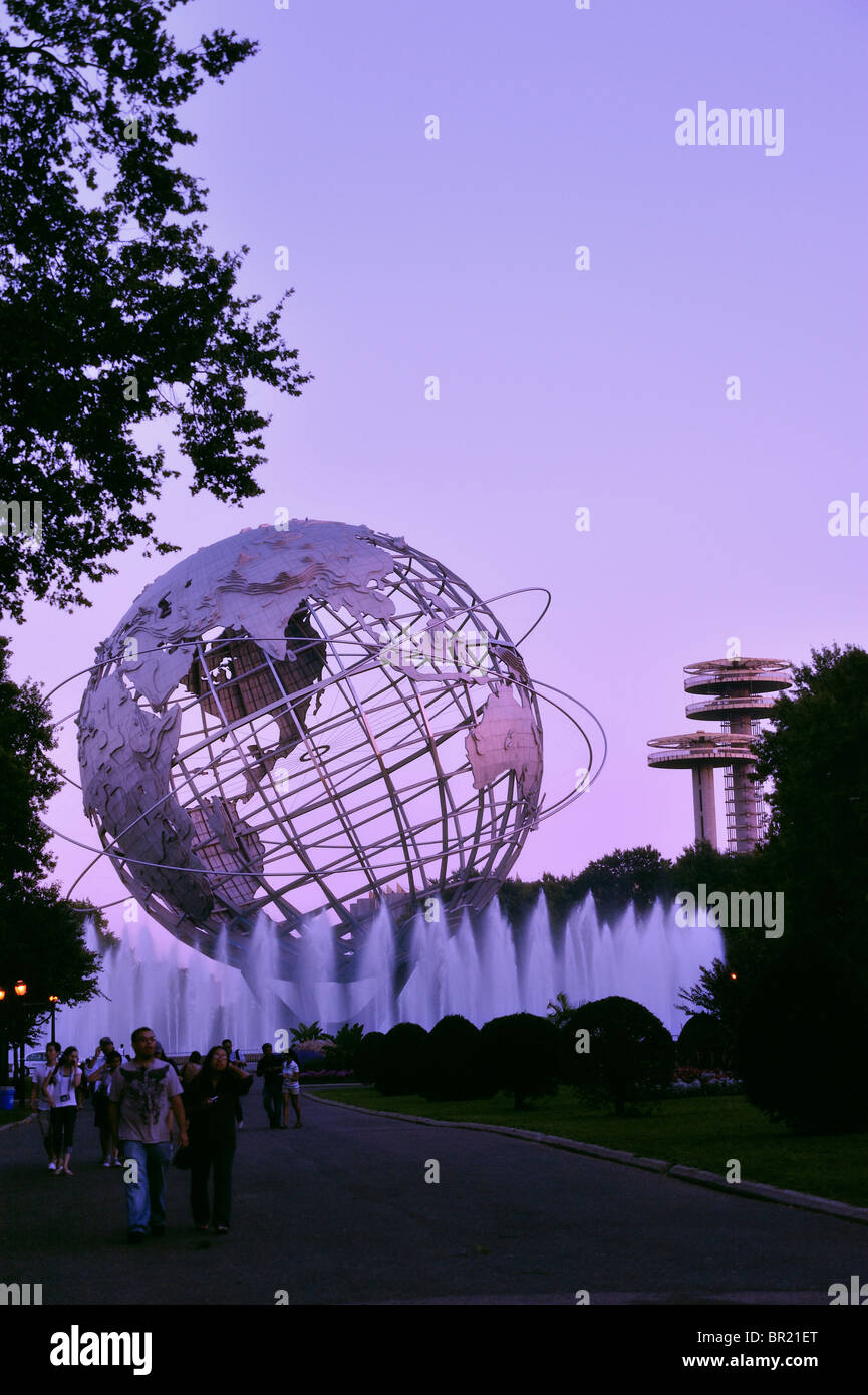 Globus und Türme aus dem Jahr 1964 Weltausstellung Corona Park, Flushing Meadows Queens. WB verbessert. Earth Day-Konzept. Stockfoto