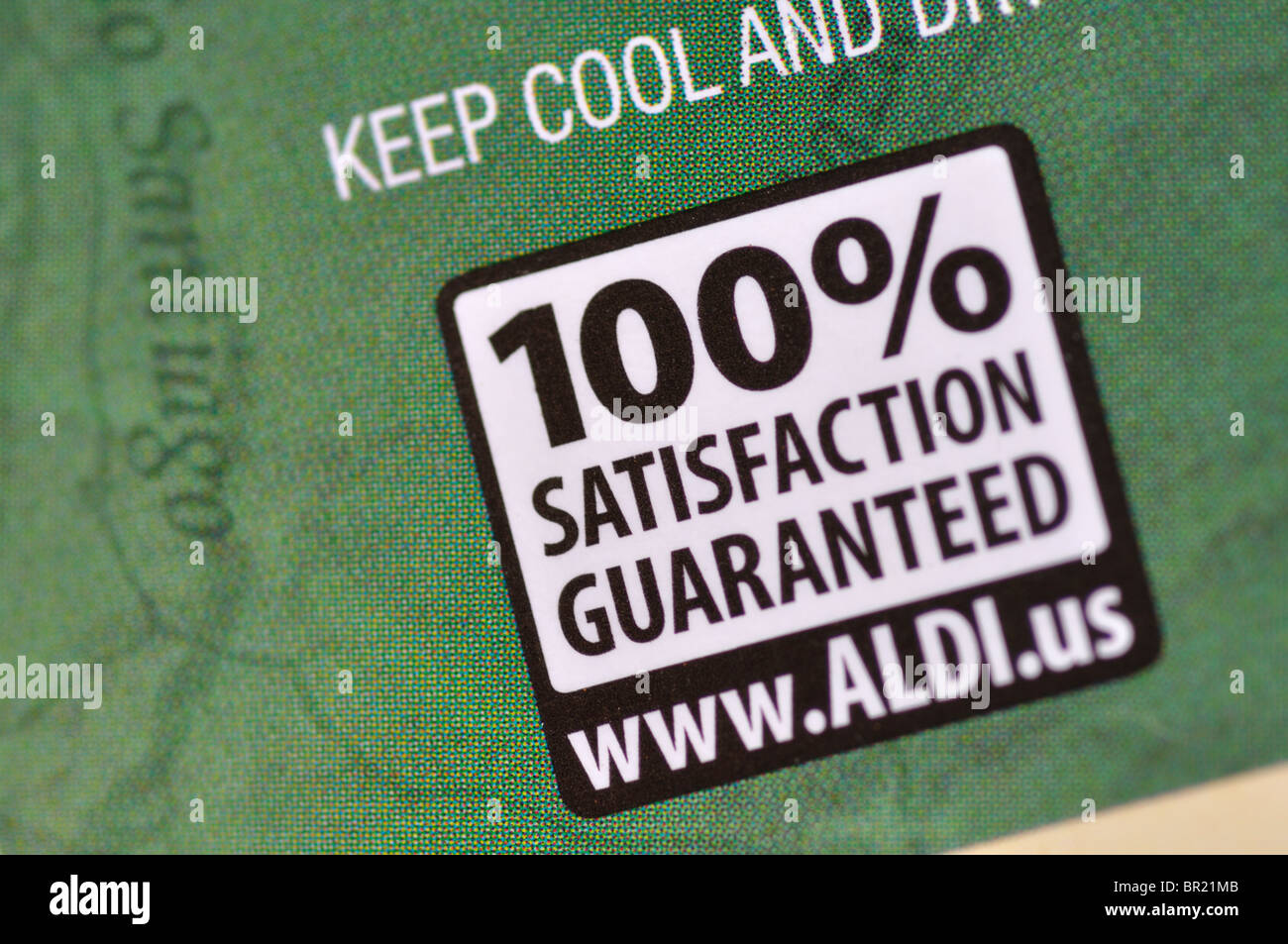 100 % Zufriedenheit garantiert "geschrieben auf verpackte Lebensmittel von Aldi Shop Stockfoto