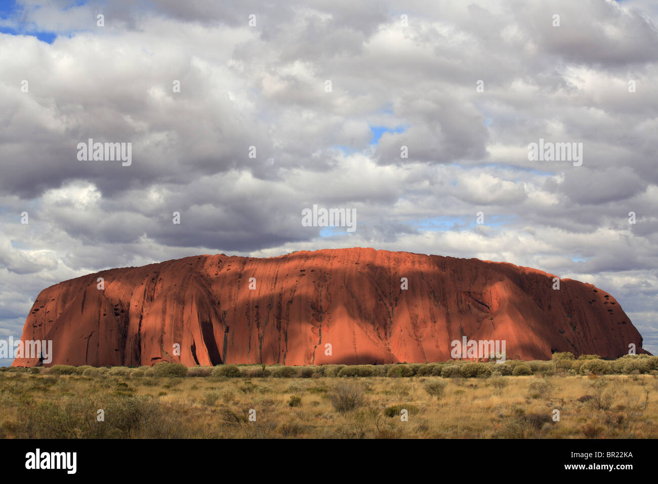 Uluru, auch bekannt als Ayers Rock in Australien, mit hohem Kontrast und Schatten. Stockfoto