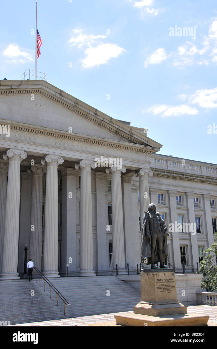 Albert Gallatin-Statue vor dem United States Treasury Building in Washington DC, USA Stockfoto