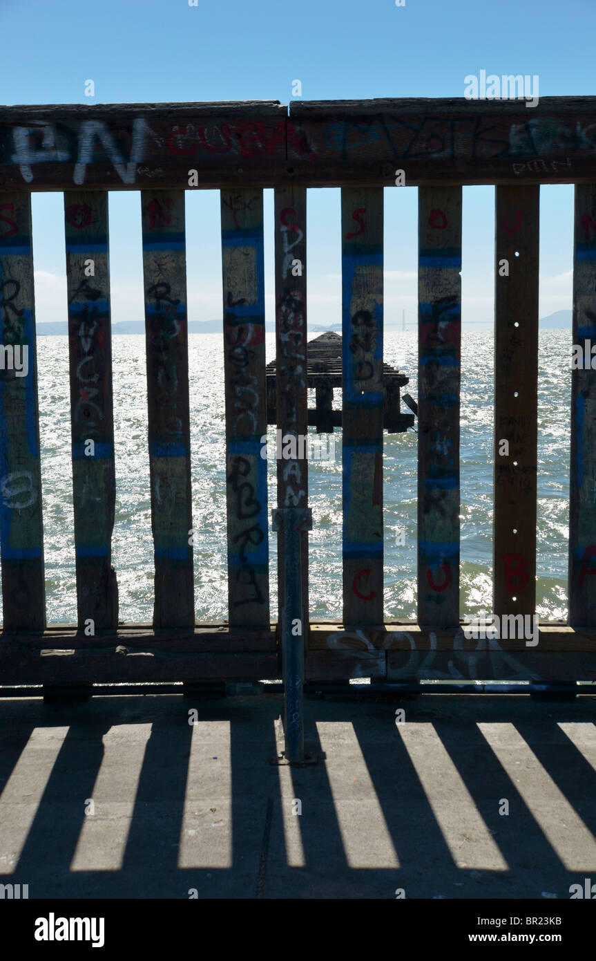 Berkeley Pier (ursprünglich 3.5 Meilen lang) in Richtung San Francisco, Alcatraz und der Golden Gate Bridge, CA Stockfoto