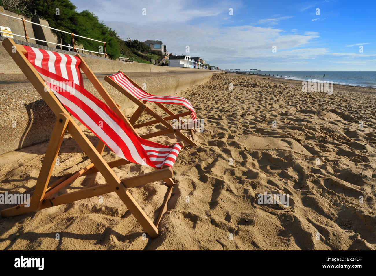 Liegestühle am Strand Stockfoto