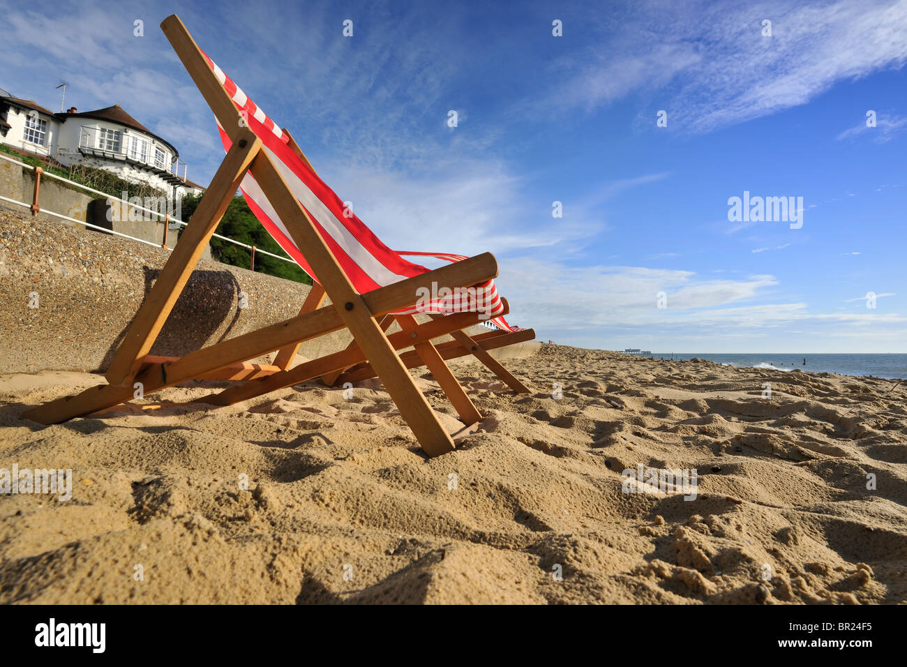 Liegestühle am Strand Stockfoto