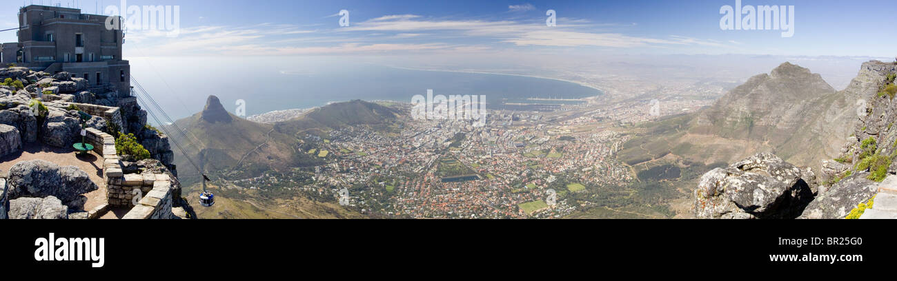 Einen Panoramablick über die Seilschwebebahn von Tafelberg, Kapstadt und die Tafelbucht, Südafrika. Stockfoto