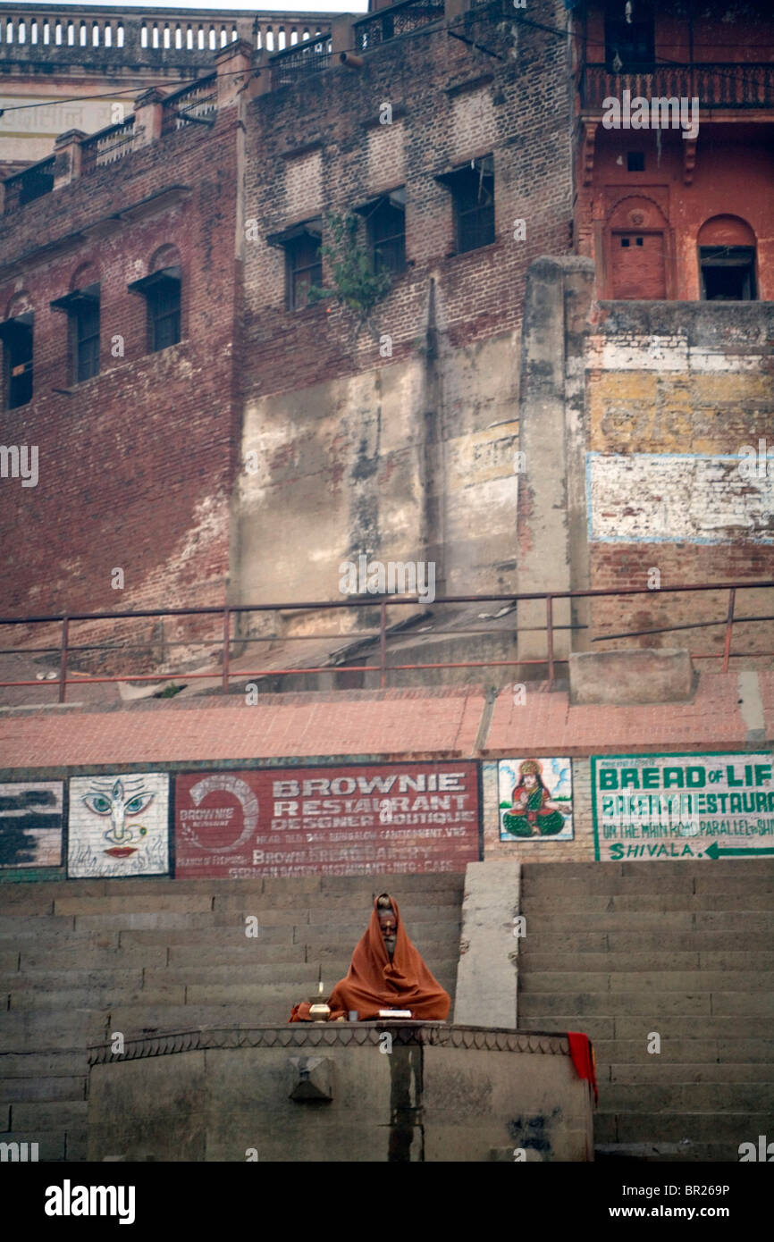 Heiliger Mann auf der der Fluss Ganges meditieren am frühen Morgen, Varanasi, Bihar, Indien. Stockfoto
