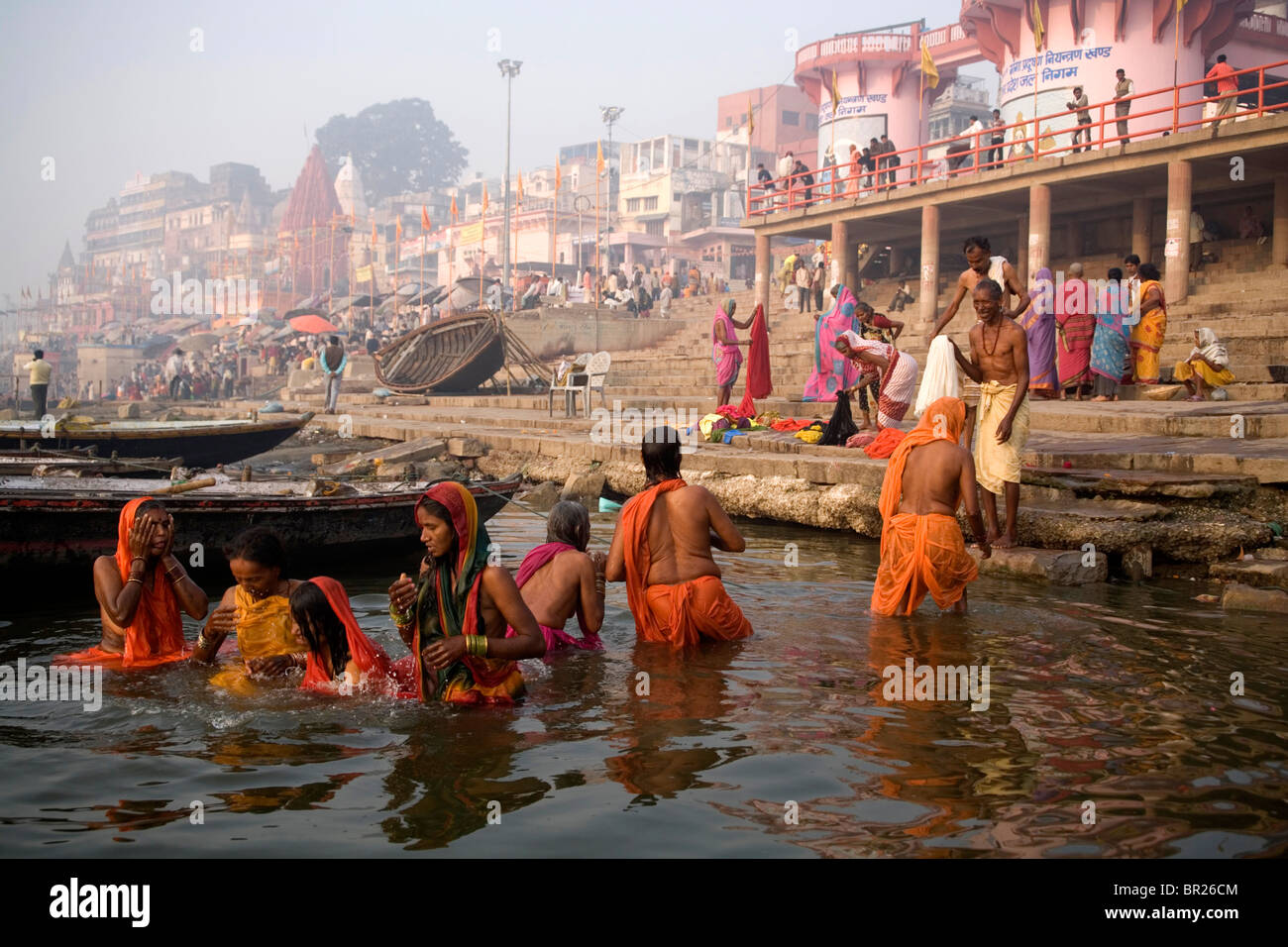 Mädchen Baden im Heiligen Fluß von Indien Stockfoto, Bild 