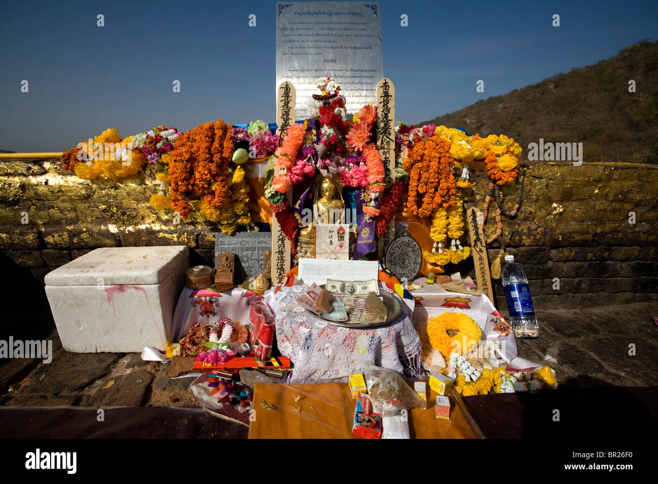 Altar mit Angebote (Geier) Eagle Peak wo Shakyamuni Buddha das Lotus-Sutra, Rajgir, Rajagriha, Bihar, Indien predigte. Stockfoto