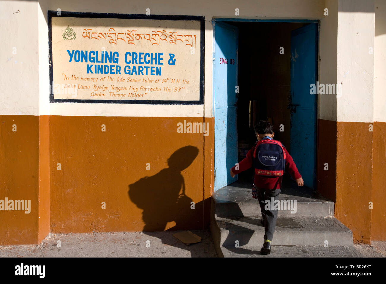 Junge Eingabe Yongling Krippe und Kindergarten, Bildung in McLeod Ganj, Dharamsala, Exil, Himachal Pradesh, Indien. Stockfoto