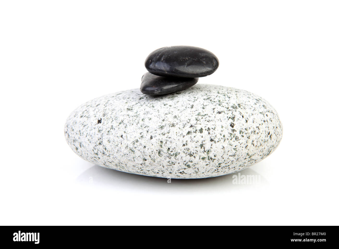 große graue Rock mit kleinen hinten auf Thop auf weißem Hintergrund Stockfoto